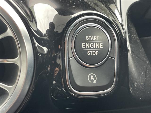 マットブラックにホワイトのＬＩＢＥＲＡＬＡのロゴの建物と看板が目印です。