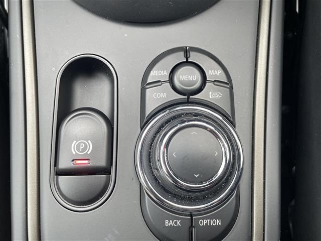 ＭＩＮＩ クーパーＳＤ　クロスオーバー　オール４　禁煙　ワンオーナー　インテリジェントセーフティ　パークトロニック　ＭＩＮＩドライビングモード　アクティブクルーズコントロール　フートオープナー　前後ドラレコ　シートヒーター　スペアキー　ミラーＥＴＣ（10枚目）