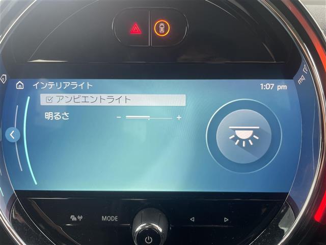ＭＩＮＩ クーパーＤ　クロスオーバー　禁煙　クラシックトリム　純正ナビ　ＡｐｐｌｅＣａｒＰｌａｙ　パークトロニック　ＭＩＮＩドライビングモード　アンビエントライト　１８インチブラックピンスポークアルミ　バックカメラ　ドラレコ　ＥＴＣ（3枚目）