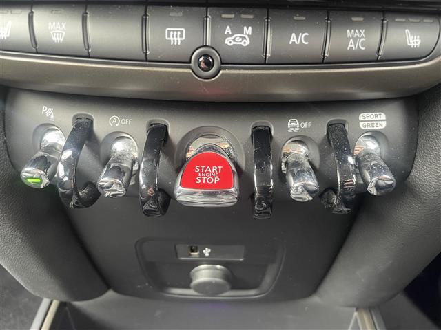 ＭＩＮＩ クーパーＤ　クロスオーバー　禁煙　クラシックトリム　純正ナビ　ＡｐｐｌｅＣａｒＰｌａｙ　パークトロニック　ＭＩＮＩドライビングモード　アンビエントライト　１８インチブラックピンスポークアルミ　バックカメラ　ドラレコ　ＥＴＣ（9枚目）