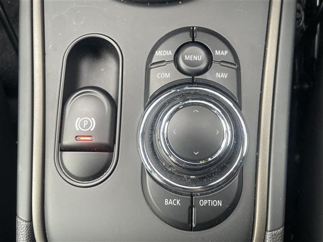 ＭＩＮＩ クーパーＤ　クロスオーバー　禁煙　クラシックトリム　純正ナビ　ＡｐｐｌｅＣａｒＰｌａｙ　パークトロニック　ＭＩＮＩドライビングモード　アンビエントライト　１８インチブラックピンスポークアルミ　バックカメラ　ドラレコ　ＥＴＣ（11枚目）