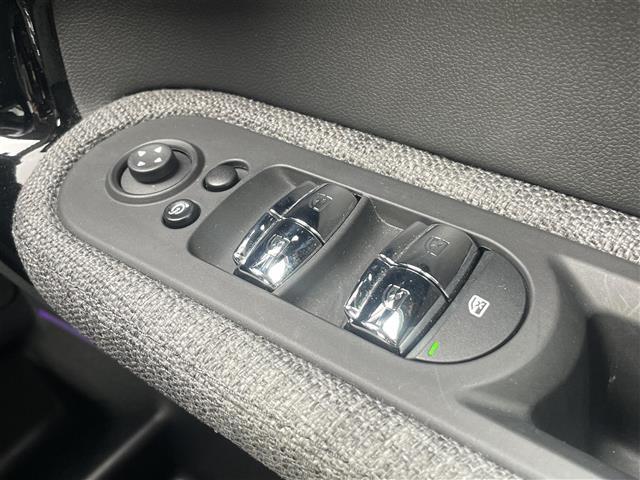 ＭＩＮＩ クーパーＤ　クロスオーバー　禁煙　クラシックトリム　純正ナビ　ＡｐｐｌｅＣａｒＰｌａｙ　パークトロニック　ＭＩＮＩドライビングモード　アンビエントライト　１８インチブラックピンスポークアルミ　バックカメラ　ドラレコ　ＥＴＣ（21枚目）
