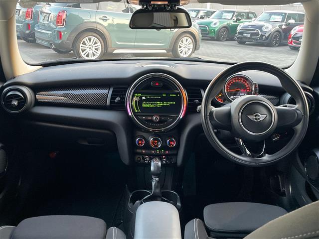 ＭＩＮＩ クーパーＳ　純正ナビ（ＡＭ、ＦＭ／ＢＴ）アンビエントライト　純正オプション１７インチアルミ　ルームミラー一体型ＥＴＣ　オートライト　アイドリングストップ　スマートキー　禁煙車（2枚目）