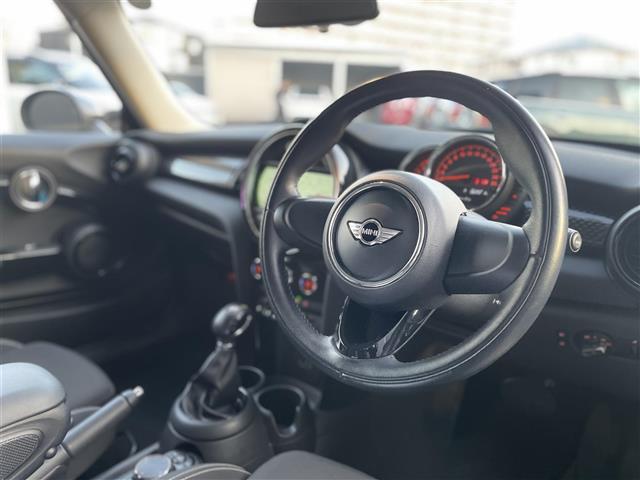 ＭＩＮＩ クーパーＳ　純正ナビ（ＡＭ、ＦＭ／ＢＴ）アンビエントライト　純正オプション１７インチアルミ　ルームミラー一体型ＥＴＣ　オートライト　アイドリングストップ　スマートキー　禁煙車（3枚目）