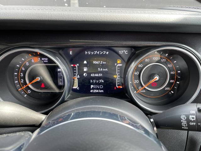 ジープ・ラングラーアンリミテッド アルティテュード　黒革／ＡＣＣ／純正ナビ＆地デジ／ＣａｒＰｌａｙ／Ｂカメラ／サイドカメラ／ＥＴＣ／衝突軽減／シートヒーター／ＬＥＤライト／ハンドルヒーター／コーナーセンサー／ドラレコ／ＡＬＰＩＮＥスピーカー（12枚目）