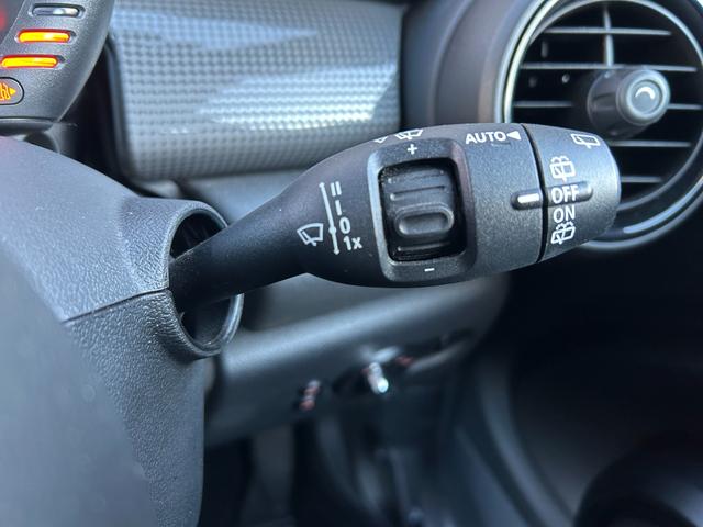 ＭＩＮＩ クーパー　ワンオーナー／純正ナビ／Ｂｌｕｅｔｏｏｔｈ／ＥＴＣ／ドライブレコーダー／アンビエントライト／純正１５インチアルミ／キーレス／アイドリングストップ／ＨＩＤヘッドライト／バックカメラ（7枚目）