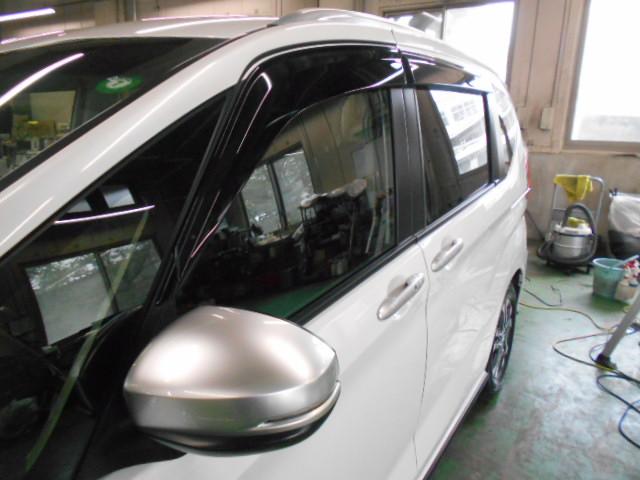 フリードハイブリッド ハイブリッド・クロスターホンダセンシング　禁煙　ワンオーナー　前後カメラ　アドバンスドルームミラ－　追突軽減ブレーキ　サイドエアバッグ　９型ナビ　シートヒーター　スマートキー　ＥＴＣ２．０　フルセグ　ＤＶＤ再生　両パワースライド　ＤＶＤ再生（26枚目）