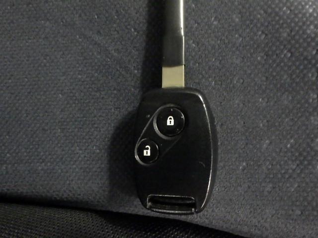 フィット Ｇ　禁煙車　ワンオーナー　ナビ　リアカメラ　Ｂｌｕｅｔｏｏｔｈ　フルセグ　ＤＶＤ再生　ミュージックラック　ＥＴＣ　ドアバイザー　安全ボディ　電格ミラー　運転席助手席エアバッグ　Ｂモニター　キーレスリモコン（7枚目）