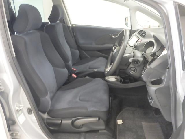 フィット Ｇ　禁煙車　ワンオーナー　ナビ　リアカメラ　Ｂｌｕｅｔｏｏｔｈ　フルセグ　ＤＶＤ再生　ミュージックラック　ＥＴＣ　ドアバイザー　安全ボディ　電格ミラー　運転席助手席エアバッグ　Ｂモニター　キーレスリモコン（15枚目）