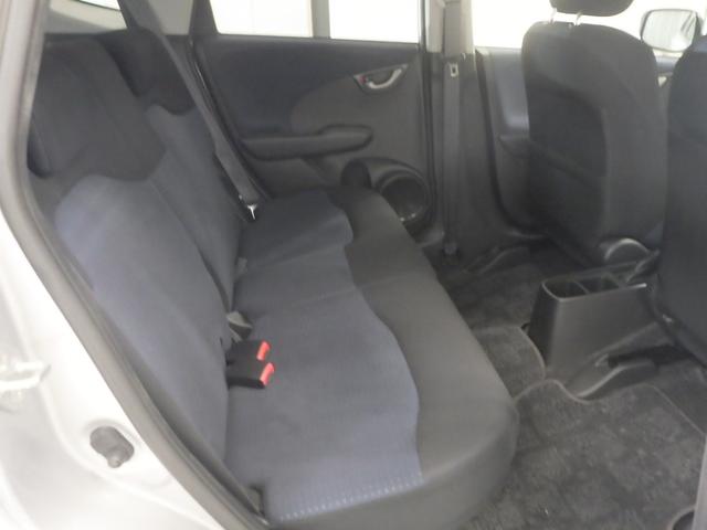 フィット Ｇ　禁煙車　ワンオーナー　ナビ　リアカメラ　Ｂｌｕｅｔｏｏｔｈ　フルセグ　ＤＶＤ再生　ミュージックラック　ＥＴＣ　ドアバイザー　安全ボディ　電格ミラー　運転席助手席エアバッグ　Ｂモニター　キーレスリモコン（16枚目）