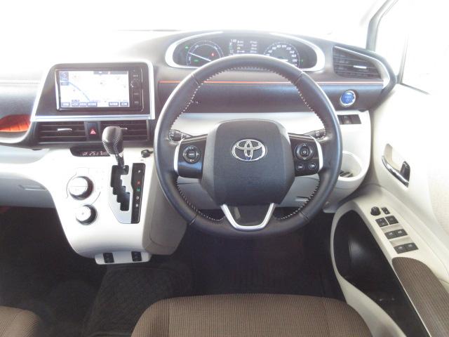 �h���C�o�[���ݍ��ނ悤�ɁA�f�B�X�v���[��X�C�b�`�A�R���\�[����z�u�B�������u�Ԃ���^�]�ւ̊��҂��I��Ԃ��̂��̂̐S�n�悳�ɂ�������Ă��܂��B