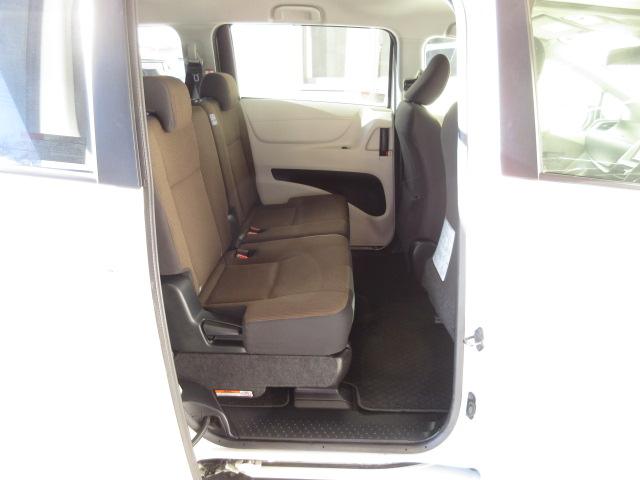 �^�]�Ȃ͑傫�ȍ��ʂƕ�ݍ��ނ悤�Ȕw�����ꂪ�g�̑S�̂��x���܂��B�㎿�ȃV�[�g���̗p�������Ԃ̉^�]��R�[�i�[�̑����������K�ł��B�������Ƃ��̓���X�y�[�X���]�T�����Ղ�Ń����O�h���C�u���y�`���ł���