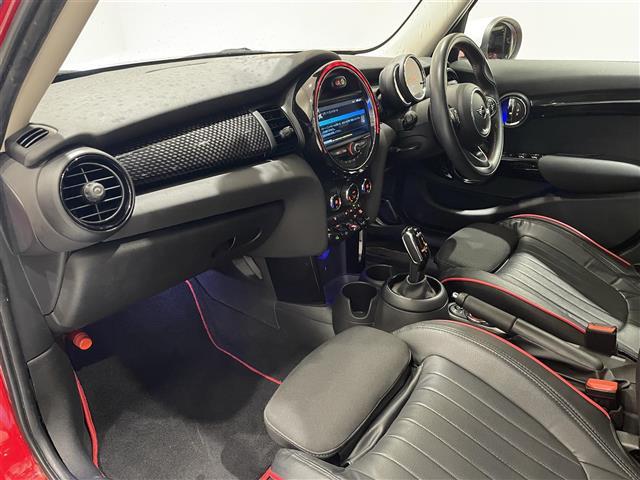 ＭＩＮＩ クーパーＳ　ペッパーＰＫＧ　前席ＣＡＢＡＮＡシートカバー　ＬＣＩモデル　ジョンクーパーワークスステアリング　純正ナビ　Ｂｌｕｅｔｏｏｔｈ　バックカメラ　カロッツェリアフルセグＴＶキット　インテリジェントセーフティ（3枚目）