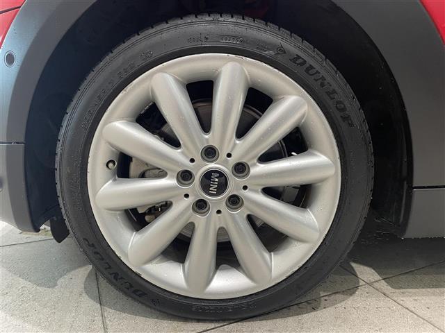 ＭＩＮＩ クーパーＳ　ペッパーＰＫＧ　前席ＣＡＢＡＮＡシートカバー　ＬＣＩモデル　ジョンクーパーワークスステアリング　純正ナビ　Ｂｌｕｅｔｏｏｔｈ　バックカメラ　カロッツェリアフルセグＴＶキット　インテリジェントセーフティ（4枚目）