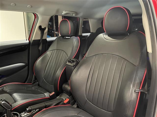 ＭＩＮＩ クーパーＳ　ペッパーＰＫＧ　前席ＣＡＢＡＮＡシートカバー　ＬＣＩモデル　ジョンクーパーワークスステアリング　純正ナビ　Ｂｌｕｅｔｏｏｔｈ　バックカメラ　カロッツェリアフルセグＴＶキット　インテリジェントセーフティ（6枚目）