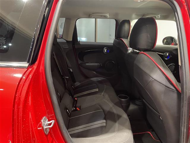 ＭＩＮＩ クーパーＳ　ペッパーＰＫＧ　前席ＣＡＢＡＮＡシートカバー　ＬＣＩモデル　ジョンクーパーワークスステアリング　純正ナビ　Ｂｌｕｅｔｏｏｔｈ　バックカメラ　カロッツェリアフルセグＴＶキット　インテリジェントセーフティ（7枚目）