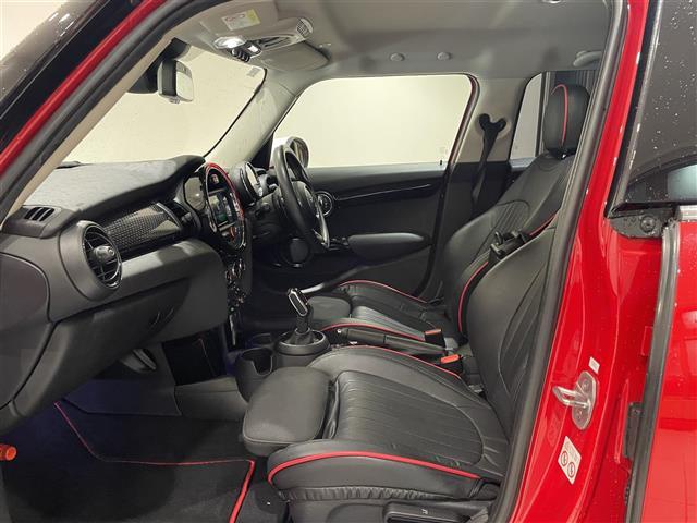 ＭＩＮＩ クーパーＳ　ペッパーＰＫＧ　前席ＣＡＢＡＮＡシートカバー　ＬＣＩモデル　ジョンクーパーワークスステアリング　純正ナビ　Ｂｌｕｅｔｏｏｔｈ　バックカメラ　カロッツェリアフルセグＴＶキット　インテリジェントセーフティ（9枚目）