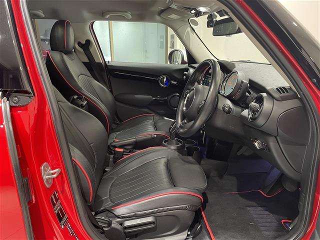 ＭＩＮＩ クーパーＳ　ペッパーＰＫＧ　前席ＣＡＢＡＮＡシートカバー　ＬＣＩモデル　ジョンクーパーワークスステアリング　純正ナビ　Ｂｌｕｅｔｏｏｔｈ　バックカメラ　カロッツェリアフルセグＴＶキット　インテリジェントセーフティ（10枚目）