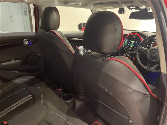 ＭＩＮＩ クーパーＳ　ペッパーＰＫＧ　前席ＣＡＢＡＮＡシートカバー　ＬＣＩモデル　ジョンクーパーワークスステアリング　純正ナビ　Ｂｌｕｅｔｏｏｔｈ　バックカメラ　カロッツェリアフルセグＴＶキット　インテリジェントセーフティ（14枚目）