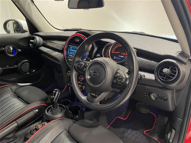 ＭＩＮＩ クーパーＳ　ペッパーＰＫＧ　前席ＣＡＢＡＮＡシートカバー　ＬＣＩモデル　ジョンクーパーワークスステアリング　純正ナビ　Ｂｌｕｅｔｏｏｔｈ　バックカメラ　カロッツェリアフルセグＴＶキット　インテリジェントセーフティ（17枚目）