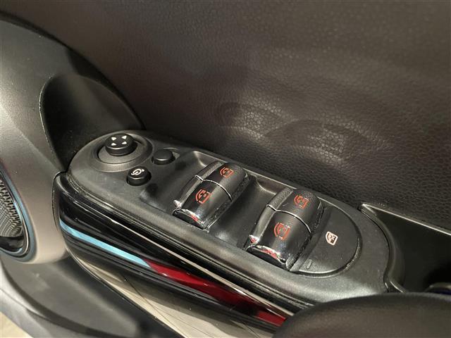 ＭＩＮＩ クーパーＳ　ペッパーＰＫＧ　前席ＣＡＢＡＮＡシートカバー　ＬＣＩモデル　ジョンクーパーワークスステアリング　純正ナビ　Ｂｌｕｅｔｏｏｔｈ　バックカメラ　カロッツェリアフルセグＴＶキット　インテリジェントセーフティ（22枚目）