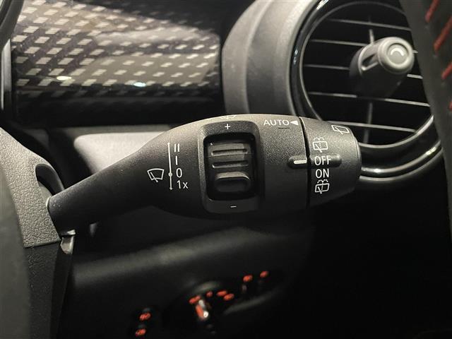 ＭＩＮＩ クーパーＳ　ペッパーＰＫＧ　前席ＣＡＢＡＮＡシートカバー　ＬＣＩモデル　ジョンクーパーワークスステアリング　純正ナビ　Ｂｌｕｅｔｏｏｔｈ　バックカメラ　カロッツェリアフルセグＴＶキット　インテリジェントセーフティ（28枚目）