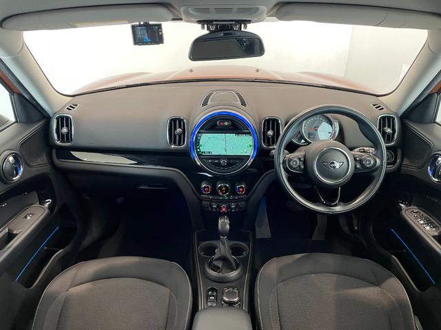 ＭＩＮＩ クーパーＤ　クロスオーバー　ペッパーＰＫＧ　コンフォートアクセス　アダプティブクルーズコントロール　純正ナビ　Ｂｌｕｅｔｏｏｔｈ　バックカメラ　パークディスタンスコントロール　ドライブレコーダー　ＥＴＣ　パワーバックドア（3枚目）