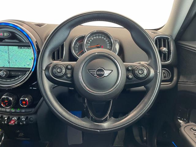 ＭＩＮＩ クーパーＤ　クロスオーバー　ペッパーＰＫＧ　コンフォートアクセス　アダプティブクルーズコントロール　純正ナビ　Ｂｌｕｅｔｏｏｔｈ　バックカメラ　パークディスタンスコントロール　ドライブレコーダー　ＥＴＣ　パワーバックドア（4枚目）