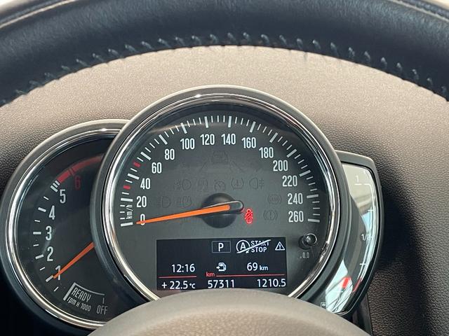 ＭＩＮＩ クーパーＤ　クロスオーバー　ペッパーＰＫＧ　コンフォートアクセス　アダプティブクルーズコントロール　純正ナビ　Ｂｌｕｅｔｏｏｔｈ　バックカメラ　パークディスタンスコントロール　ドライブレコーダー　ＥＴＣ　パワーバックドア（5枚目）