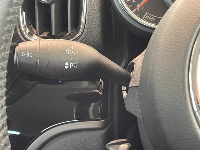 ＭＩＮＩ クーパーＤ　クロスオーバー　ペッパーＰＫＧ　コンフォートアクセス　アダプティブクルーズコントロール　純正ナビ　Ｂｌｕｅｔｏｏｔｈ　バックカメラ　パークディスタンスコントロール　ドライブレコーダー　ＥＴＣ　パワーバックドア（6枚目）