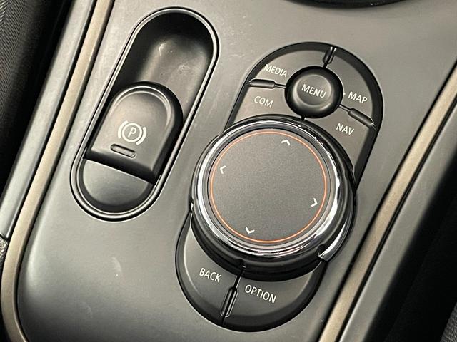 ＭＩＮＩ クーパーＤ　クロスオーバー　ペッパーＰＫＧ　コンフォートアクセス　アダプティブクルーズコントロール　純正ナビ　Ｂｌｕｅｔｏｏｔｈ　バックカメラ　パークディスタンスコントロール　ドライブレコーダー　ＥＴＣ　パワーバックドア（19枚目）