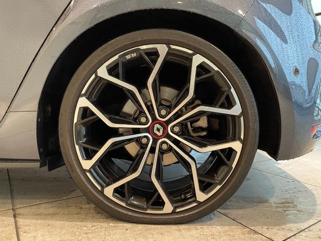 ルノー　スポール　ローダウン　フロントスポイラー　ｂｒｅｍｂｏキャリパー　ルノースポール専用シート　純正１９インチＡＷ　ＡｐｐｌｅＣａｒｐｌａｙ　バックカメラ　セーフティシステム　パドルシフト　ＥＴＣ(30枚目)