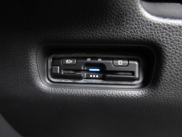 フリード クロスター ・当店デモカー・ナビ・リアカメラ・LEDヘッドライト・ETC・横滑り防止装置・両側電動スライドドア・両席シートヒーター・ブラインドスポットインフォメーション・禁煙車・ドラレコ前後・ホンダセンシング(9枚目)