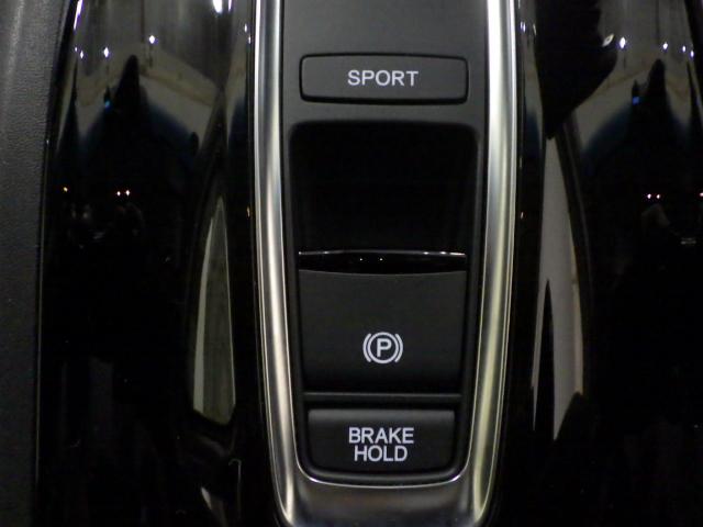 スイッチを引くだけで、パーキングブレーキが作動します♪