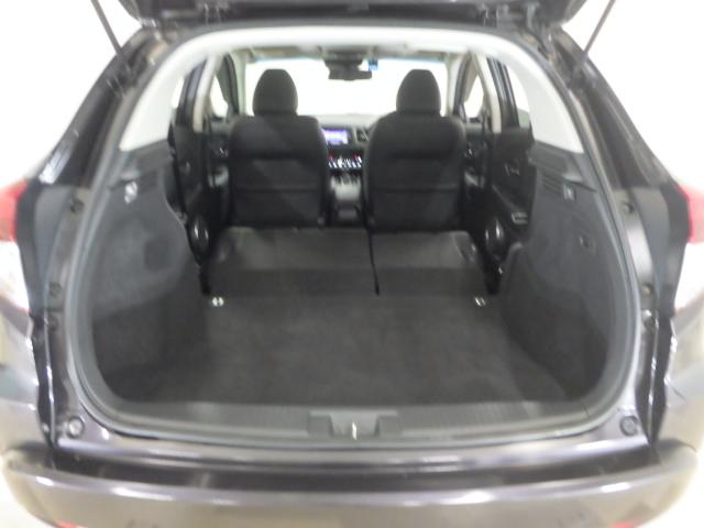 リアシートを倒せば広々荷室の出来上がり♪アレンジ次第でさまざまな荷物が積み込めますよ。