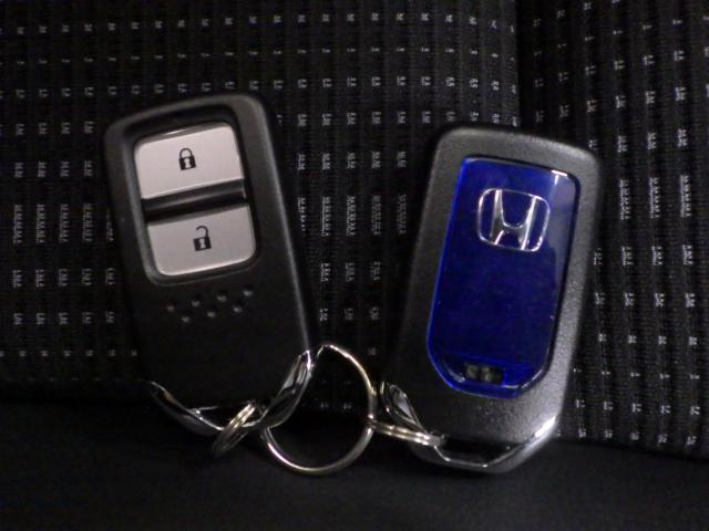 スマートキー付！キーを取り出さなくてもドアロックの施錠・開錠、エンジンの始動が出来ます！雨の日や荷物の多い日にとても便利ですね♪