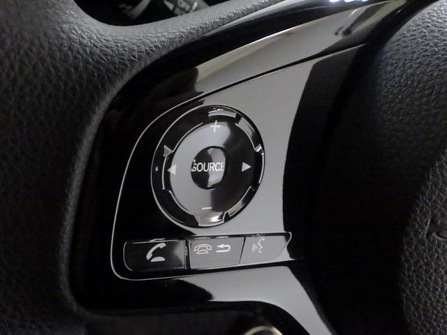 ハンドルにオーディオの操作スイッチが装備されています！視線を前方から外さずハンドルから手を離さずに操作できるのでとっても安全ですね♪