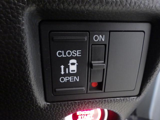 片側電動スライドドア！！荷物で手が塞がる時など簡単にドアの開閉が出来ます！何より力いらずで開閉ＯＫ！女性やお年寄りにも優しい♪電動機能はＯＦＦにもできますから元気なお子様の駆け出しも安心！