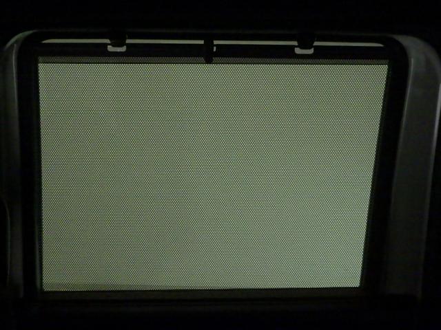 スライドドア部にはロールサンシェードが装備されております。日差しを和らげるだけでなくプライバシー保護にも役立ちます。