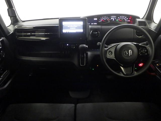 ドライバーを包み込むように、ディスプレーやスイッチ、コンソールを配置。座った瞬間から運転への期待が！空間そのものの心地よさにこだわっています。