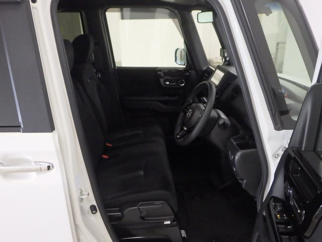 フロントシートはベンチシートタイプ♪室内空間は広々で移動も楽々です♪狭い駐車空間など助手席ドアから出たい時にも大変便利ですよ♪