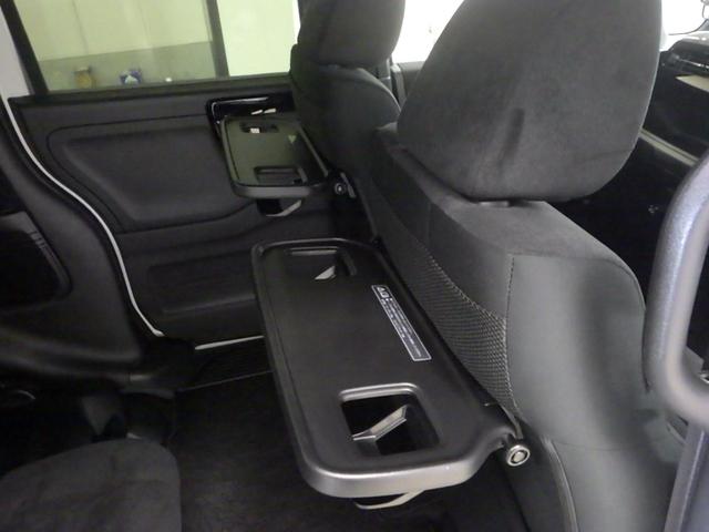 おやつタイムに活躍するシートバックテーブル付きです。