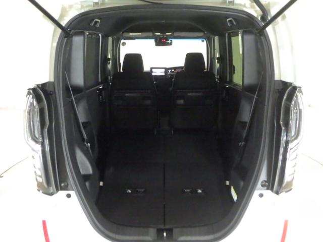 リアシートを倒せば広々荷室の出来上がり♪アレンジ次第でさまざまな荷物が積み込めますよ。