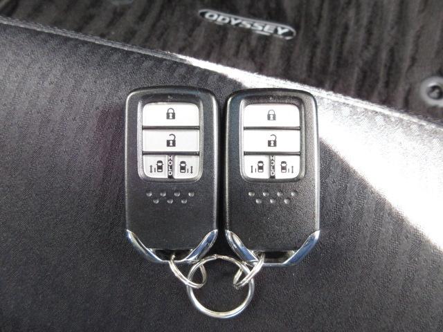 オデッセイハイブリッド ｅ：ＨＥＶアブソルート　禁煙車・スーパープラチナメタリック・８人乗り・デカナビ・ＬＥＤヘッドライト・ホンダセンシング・サイドカーテンエアバック・ＥＴＣ・リヤカメラ　衝突被害軽減ブレーキ　ＬＥＤヘッドランプ　クリアランスソナー（13枚目）