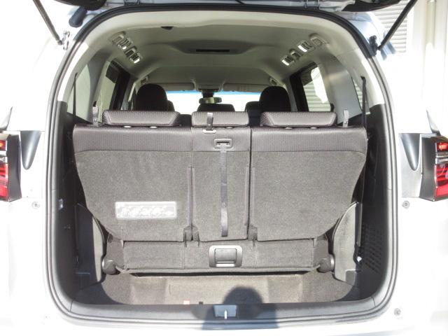 オデッセイハイブリッド ｅ：ＨＥＶアブソルート　禁煙車・スーパープラチナメタリック・８人乗り・デカナビ・ＬＥＤヘッドライト・ホンダセンシング・サイドカーテンエアバック・ＥＴＣ・リヤカメラ　衝突被害軽減ブレーキ　ＬＥＤヘッドランプ　クリアランスソナー（28枚目）