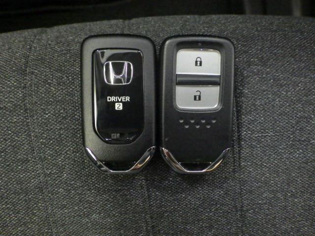 フィット e:HEVホーム 元当社試乗車・フィヨルドミスト・パール・禁煙車・9インチナビ・ETC・サイドエアバッグ・LEDヘッドライト・ホンダセンシング・ 前後誤発進抑制機能 助手席エアバッグ 運転席エアバッグ 1オナ ABS(14枚目)