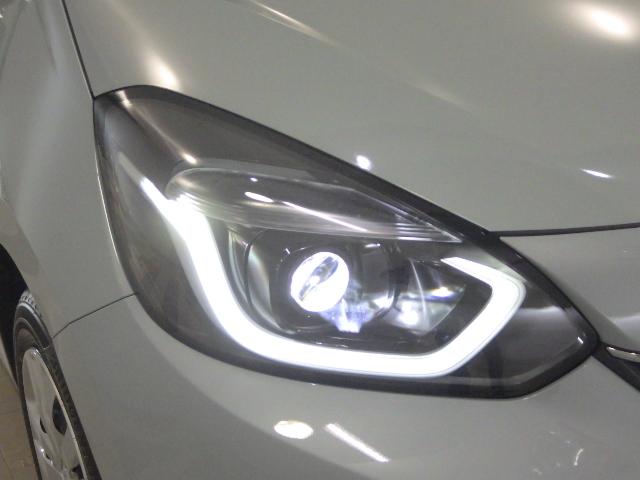 フィット e:HEVホーム 元当社試乗車・フィヨルドミスト・パール・禁煙車・9インチナビ・ETC・サイドエアバッグ・LEDヘッドライト・ホンダセンシング・ 前後誤発進抑制機能 助手席エアバッグ 運転席エアバッグ 1オナ ABS(15枚目)