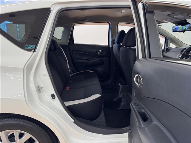 ノート ｅ－パワー　Ｘ　純正７インチワイドナビ　アラウンドビューモニター　クルーズコントロール　Ｂｌｕｅｔｏｏｔｈ　フルセグＴＶ　ミュージックサーバー　ＬＥＤヘッドライト　ＬＥＤフォグランプ　ＥＴＣ　純正１５インチアルミ（15枚目）