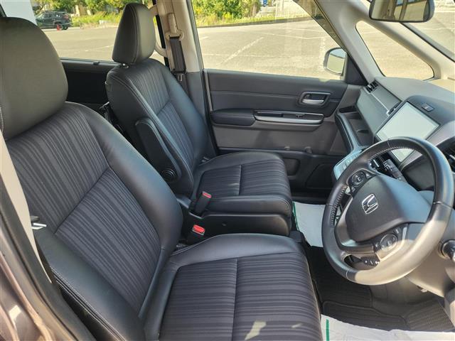 フリードハイブリッド ハイブリッド・EX 禁煙車 バックモニター アダプティブクルコン 衝突被害軽減 車線逸脱防止 誤発進抑制 LEDオートライト 純正9型ナビTV 両側パワスラ ビルトインETC 半革シート 前席シートヒーター スマートキー(10枚目)