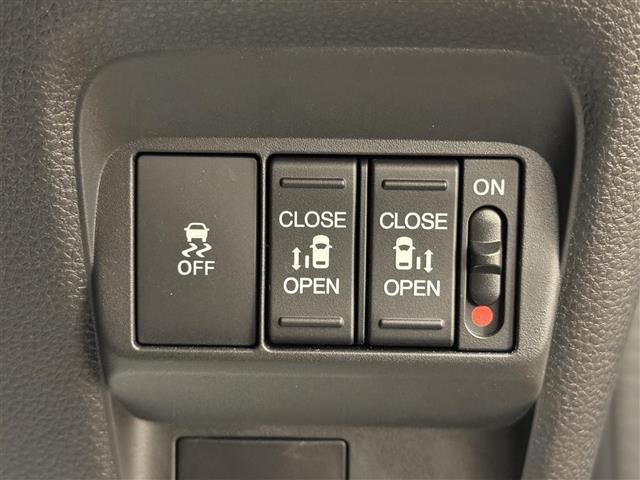 フリード e:HEVクロスター ホンダセンシング ブラインドスポットインフォメーション 純正9インチナビ フルセグTV マルチビューカメラシステム ビルトインETC ドライブレコーダー 両側パワースライドドア 黒革 シートヒーター(10枚目)